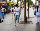 كوريا الجنوبية تطلق علامات تحذيرية فى الشوارع لمدمنى الهواتف الذكية