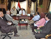 محافظ الوادى الجديد يلتقى مندوب صندوق تحيا مصر لبدء تنفيذ مشروعات الشباب