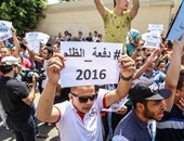 بالفيديو والصور..طلاب الثانوية المتظاهرون أمام التعليم يطالبون بإلغاء إعادة امتحان الديناميكا