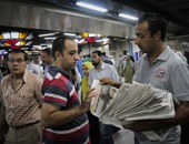 بالفيديو والصور.. "اليوم السابع" المجانية تواصل غزو محطات المترو لليوم الثانى