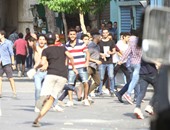 طلاب الثانوية ينجحون فى منع زملائهم من إلقاء الحجارة على قوات الأمن بشارع محمد محمود
