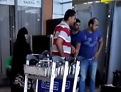 تداول فيديو لفرد أمن مدنى بمطار القاهرة يتقاضى مبلغا من الركاب لمرور حقائبهم
