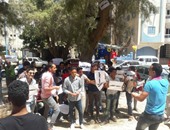 تواصل أحد مسئولى "التعليم" مع طلاب الثانوية المتظاهرين أمام الوزارة