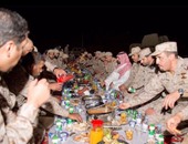 بالصور.. وزير الدفاع السعودى يتناول الإفطار مع وحدات الدفاع الجوى بنجران