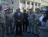 بالصور.. مدير أمن الغربية يوزع الورود على المواطنين فى ذكرى ثورة 30 يونيو