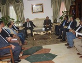 محافظ جنوب سيناء يجتمع بمسئولى "فالكو" لتوفير فرص عمل للشباب