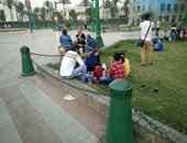 بالصور.. مواطنون يتناولون الإفطار أمام مجمع التحرير للاحتفال بـ30 يونيو