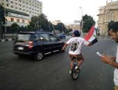 بالصور.. شاب يجوب ميدان التحرير فى 30 يونيو ويرتدى تيشيرت "حفظ الله مصر"