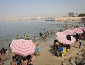 بالصور.. مواطنو الإسكندرية يهربون من الموجة الحارة إلى البحر