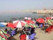 المواطنون يهربون من الحر إلى الشواطئ فى الإسكندرية