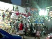 بالفيديو.. باعة يفرشون بضائعهم على رصيف شارع العشرين فى فيصل