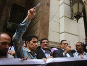 وقفة بالأقلام أمام محكمة "قصر النيل" تضامنا مع نقيب الصحفيين