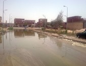 بالصور.. مياه الصرف الصحى تقطع طريق المدينة الصناعية فى السويس