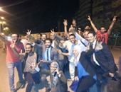 بالصور.. فرحة عارمة لأهالى 33 متهمًا فى تظاهرات 25 أبريل بعد براءتهم