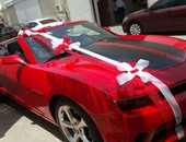بالصور.. مصرى يهدى خطيبته الأردنية سيارة فارهة فى عيد ميلادها بدبى