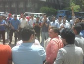 وقفة احتجاجية لحاملى الماجستير والدكتوراه أمام البوابة الرئيسية لمجلس النواب