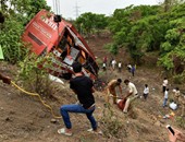 بالصور.. مصرع 17 شخصا وإصابة 35 آخرين فى تصادم حافلة بسيارتين غربى الهند