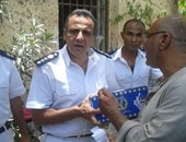 وزارة الداخلية توزع "كراتين رمضان" بالمجان على المواطنين بالمحافظات