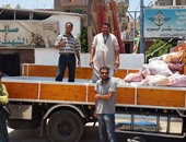 نادى العاصمة الثانية يوزع السلع الغذائية فى قافلتين خيريتين بعزب الإسكندرية