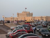 بالصور.. ساحة قلعة قايتباى فسحة الغلابة بالإسكندرية هربا من ارتفاع الأسعار..ركوب الحصان و"الطيارة الورق" والبالونات الملونة مصدر بهجة الأطفال.. والعرقسوس والذرة المشوى والجيلاتى أشهر المأكولات الشعبية