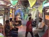 بالفيديو..مواطنون يعلقون زينة رمضان بعربات مترو الانفاق
