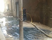 سكرتير مساعد الإسماعيلية يعاين مشكلات الصرف الصحى فى منشية الشهداء