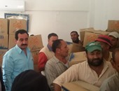 بالصور.. المخابرات ومجلس مدينة المحلة يوزعان 150 كرتونة رمضانية على العمال