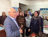 بالصور.. محافظ بورسعيد يلتقى عاملى ديوان حى الشرق لتهنئتهم بشهر رمضان