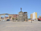 بالصور.. محافظ كفر الشيخ يتابع أعمال تثبيت تمثال ميدان الشهداء