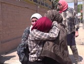 بالفيديو.. رفض دخول 3 بنات تأخرن عن امتحان التربية الوطنية بمدرسة جمال عبد الناصر بالدقى