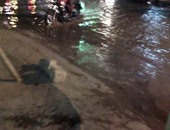 سيارتان لشفط مياه الصرف بأحد شوارع قرية النجارين بدمياط