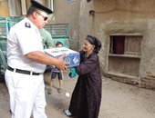 بالصور.. مديرية أمن السويس توزع سلعا غذائية على المواطنين بمناسبة شهر رمضان