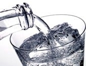 اعرف الآثار الجانبية لشرب المياه الفوارة بعد وجبة الإفطار فى رمضان