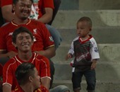 بالفيديو.. رقصة كوميدية من طفل "18 شهرا" بعد فوز ليفربول على نجوم تايلاند