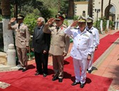 محافظ القاهرة وقائد المنطقة المركزية يضعان الزهور على قبر الجندى المجهول