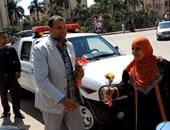 ضباط الإسكندرية يوزعون الورود على المارة تهنئة بعيد الفطر