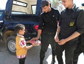 بالصور.. أطفال الوادى الجديد يقدمون حلوى العيد لضباط وأفراد الشرطة