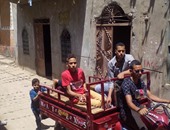 التوك توك والتروسيكل وسيلة ترفيه الأطفال فى قرى المنيا