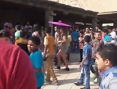 بالفيديو.. أمين شرطة يتصدى لمحاولة التحرش بفتاة أجنبية بالأهرامات