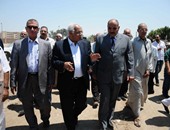 محافظ القاهرة يوجه رئيس حى حلوان بتسهيل إجراءات حصول مواطن على شقة