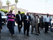 بالصور.. مواطن يطالب بإزالة الحواجز الحديدية بـ"الحلمية".. ومحافظ القاهرة:"هانشيلها"
