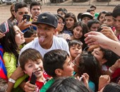 بالفيديو والصور.. سانشيز يشارك الأطفال فى حفل خيرى بتشيلى