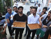 بالصور.. بوراك أوزجيفيت الشهير بـ"بالى بيك" يوزع الحلوى فى العيد
