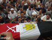 الأهالى يستقبلون جثامين شهداء سيناء بالزغاريد وهتافات ضد الإخوان