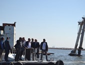 وزير النقل يتابع انتشال السفن الغارقة خلال زيارته لميناء الإسكندرية