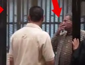 بالفيديو..رد فعل "مرسى" عقب رؤيته توفيق عكاشة بالقفص بقضية إهانة القضاء