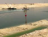 الانتهاء من تركيب 16 "شمندورة" وإزالة آخر جسرين بقناة السويس الجديدة