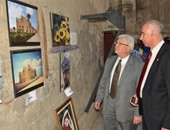 قنصلا بريطانيا وأمريكا فى افتتاح معرض "فن بلا أسوار" بالإسكندرية