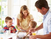 8 طرق مختلفة لإقناع طفلك بتناول الأطعمة المفيدة