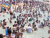 توافد مواطنى الإسكندرية على الشواطئ والحدائق فى أول أيام عيد الأضحى